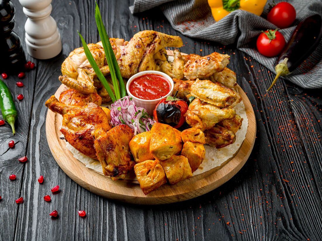 Стол с шашлыком. Бургер пицца шашлык. Суши пицца шашлык. Пицца с шашлыком. Пицца с шашлыком.