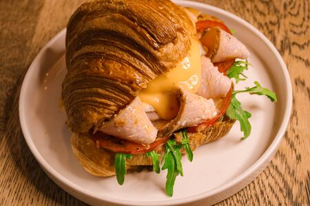 Бенедикт в круассане с пастрами из индейки