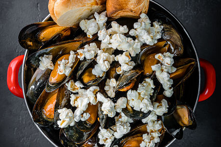 Мидии с соленой карамелью и попкорном