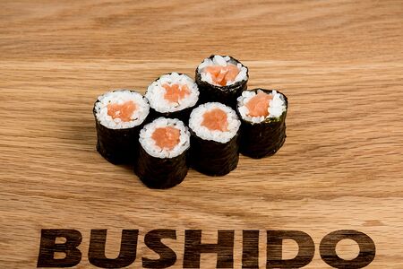 Маки с лососем