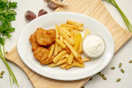 Куриные наггетсы с картофелем фри