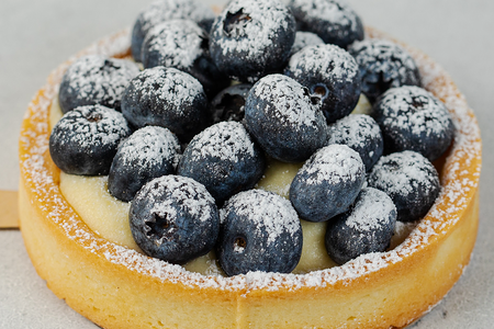 Тарталетка с голубикой и ванильным кремом