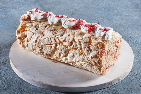 Рулет меренга с малиной