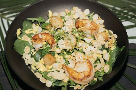 Салат с гребешком и креветками