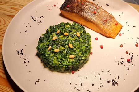 Стейк лосося со шпинатом в сливочном соусе