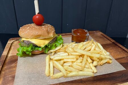 Комбо бургер Стартер, фри и белый соус