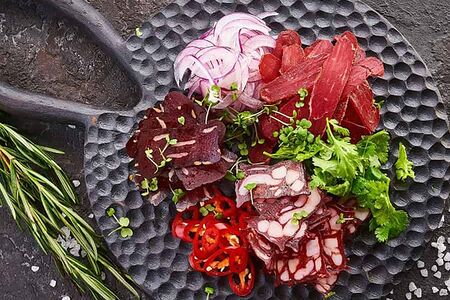 Ассорти мясных деликатесов