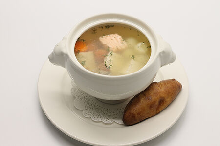 Ушица из осетрины и лосося с расстегаем