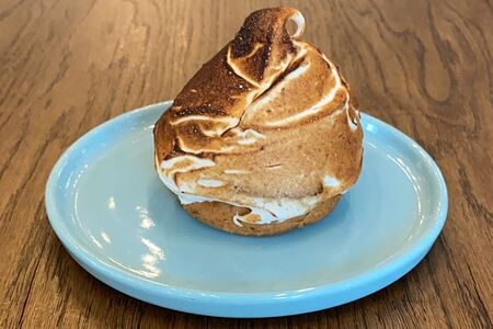 Лимонное пирожное с манго и маракуйей