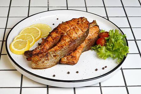 Стейк из форели на углях