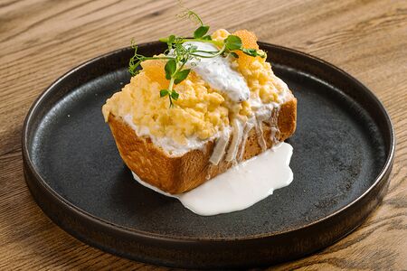 Скрембл на бриоши с щучьей икрой