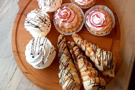 Набор 3 корзиночки с вишнёвой начинкой, 3 трубочки с творогом, 3 безе