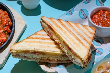 Гриль-сэндвич с ветчиной и двумя видами сыра