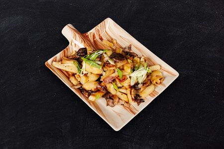 Жареха из картофеля с грибами и луком