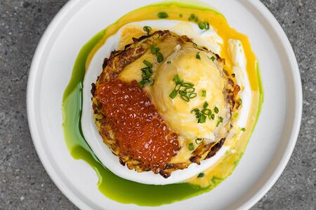 Драники, красная икра, яйцо пашот