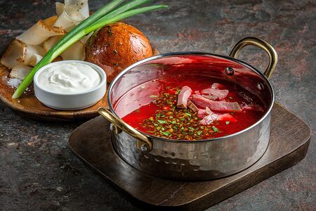 Борщ с салом, пампушкой и зеленым луком