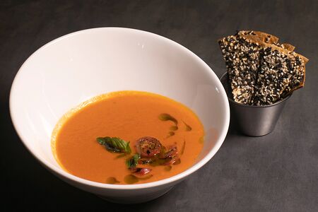 Томатный крем-суп с печенными черри и кунжутными крекерами