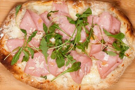 Римская пицца с ветчиной и трюфелем