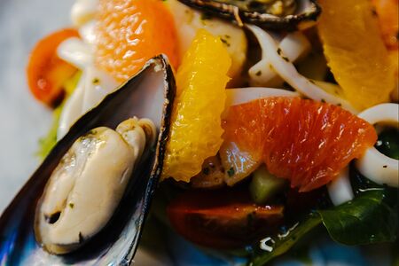 Тёплый салат с морепродуктами и цитрусами