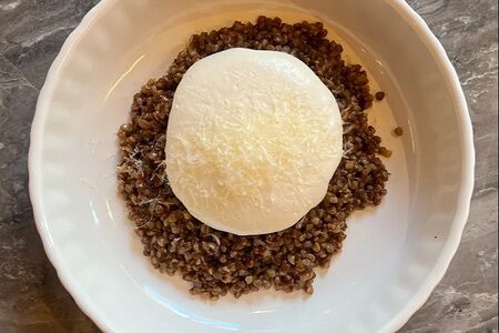 Греча с говядиной и муссом из пармезана