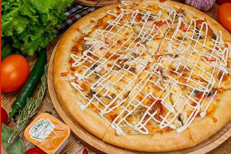 С курицей и грибами большая