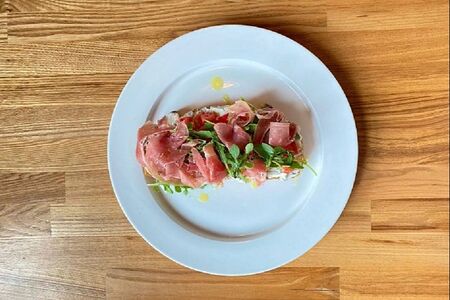 Брускетта с хамоном и томатами