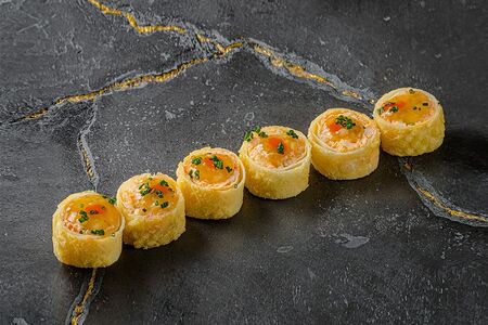 Жареный ролл Креветка, краб, харумаки