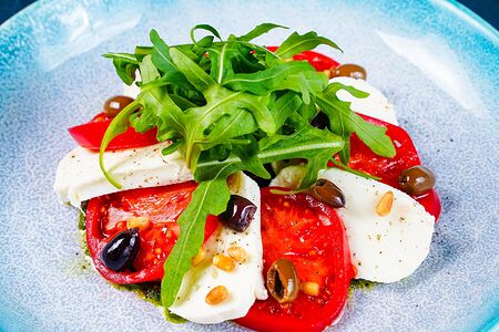 Капрезе с таджасскими маслинами