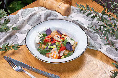 Салат с томатами и индейкой