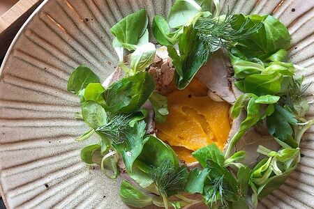 Салат с сочным ростбифом на воздушном креме из тыквы с печеными овощами