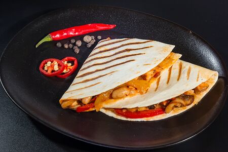 Кесадилья с курицей и грибами