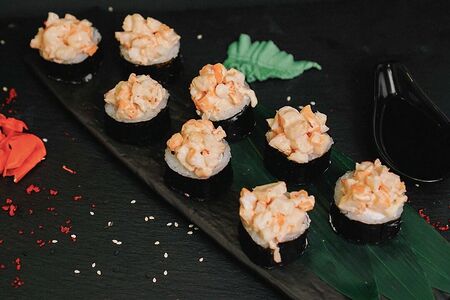 Ролл Рио с тигровой креветкой и острым соусом