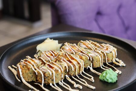 Ролл с тунцом и лососем в темпуре