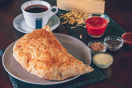 Чебурек с сыром и соусом сацебели