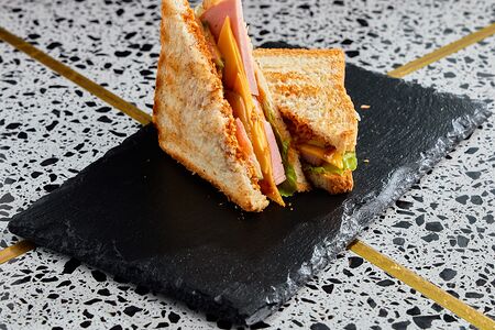 Сендвич с ветчиной и сыром чеддер