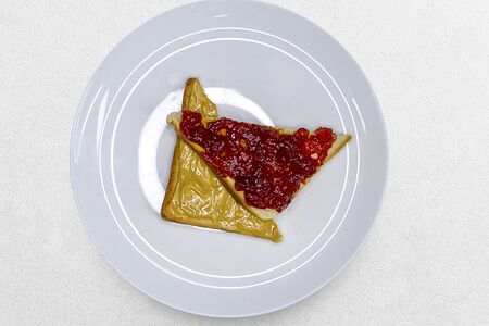 Тост с джемом и арахисовой пастой