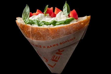 Страчателла и томаты с соусом песто