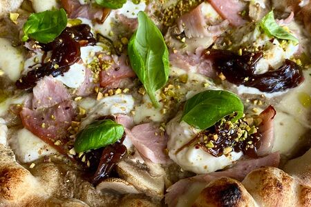 Трюфельная со страчателлой и фермерской ветчиной