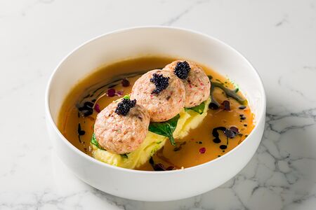 Крабовые котлеты с пюре, молодым шпинатом и соусом биск