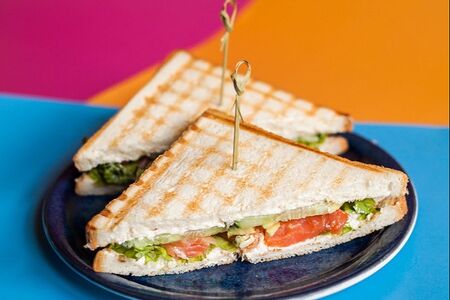 Сэндвич с семгой и авокадо