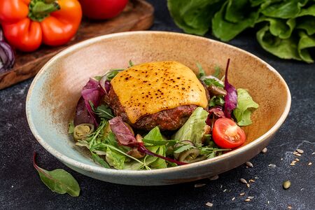 Котлета из телятины с сыром чеддер и соусом барбекю