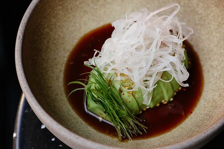 Авокадо, дайкон, трюфельный понзу