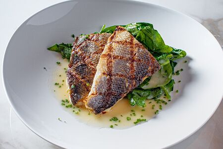 Филе сибаса в соусе белое вино