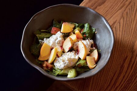 Салат с нектаринами и страчателлой