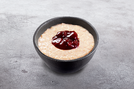 Каша овсяная на топленом молоке с вишней