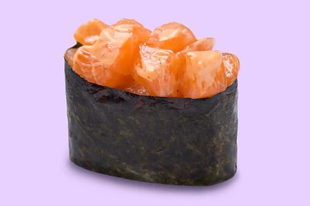 Гункан с лососем