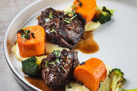 Телячьи щечки в соусе порто с бататом и брокколи