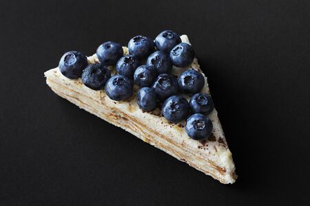 Торт ваниль/сгущенка с голубикой