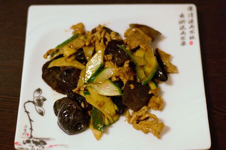 Свинина с древесными грибами