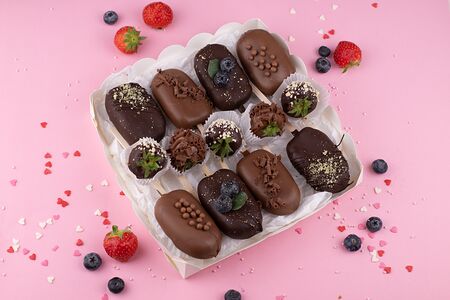 Набор эскимо в шоколадной глазури с клубникой в шоколаде